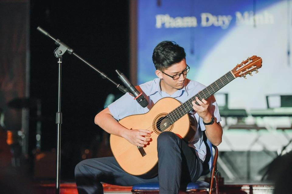 Với mục tiêu nhằm nâng cao chất lượng giảng dậy và khai thác tối đa tài năng biểu diễn nhiều loại nhạc cụ khác nhau của các em học sinh, đồng thời trang bị cho các em nền kiến thức âm nhạc toàn diện một cách có hệ thống, vào tháng 9 năm 2017, trường quốc tế Anh - BIS Hà Nội chính thức trở thành Trung tâm tổ chức đào tạo và khảo thí lấy chứng chỉ ABRSM. Từ năm học 2017-2018, học sinh trường Quốc tế Anh - BIS Hà Nội sẽ được đào tạo thêm kĩ năng âm nhạc chuyên nghiệp theo giáo trình nổi tiếng của ABRSM bao gồm các bộ môn: Piano, Violin, Guitar, Saxophone, Sáo, Cello, Trống, Clarinet… Với phương châm giáo dục âm nhạc chuyên nghiệp và toàn diện cho học sinh, trường Quốc tế Anh – BIS Hà Nội không ngừng nghiên cứu,cập nhật chương trình giảng dạy âm nhạc và biểu diễn nghệ thuật đa dạng giúp các em có thêm kiến thức nhạc lý một cách hệ thống, có khả năng nghe, cảm thụ và nhận xét đánh giá một tác phẩm âm nhạc để từ đó khơi gợi niềm yêu thích nghệ thuật ở mỗi cá nhân.