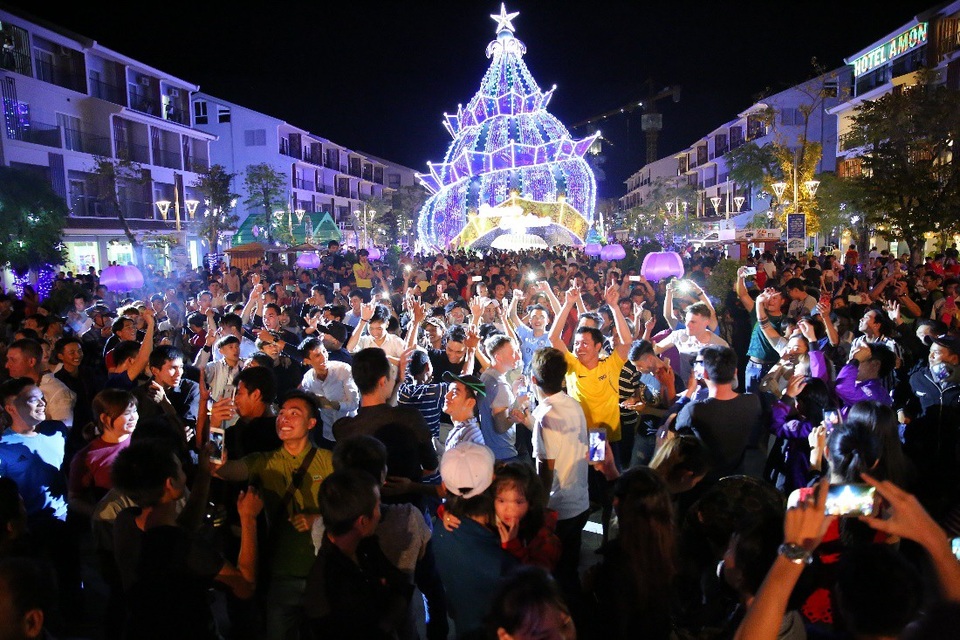Phú Quốc chào năm mới 2018 bằng đại nhạc hội countdown sôi động - 2 Phú Quốc chào năm mới 2018 bằng đại nhạc hội countdown sôi động - 2