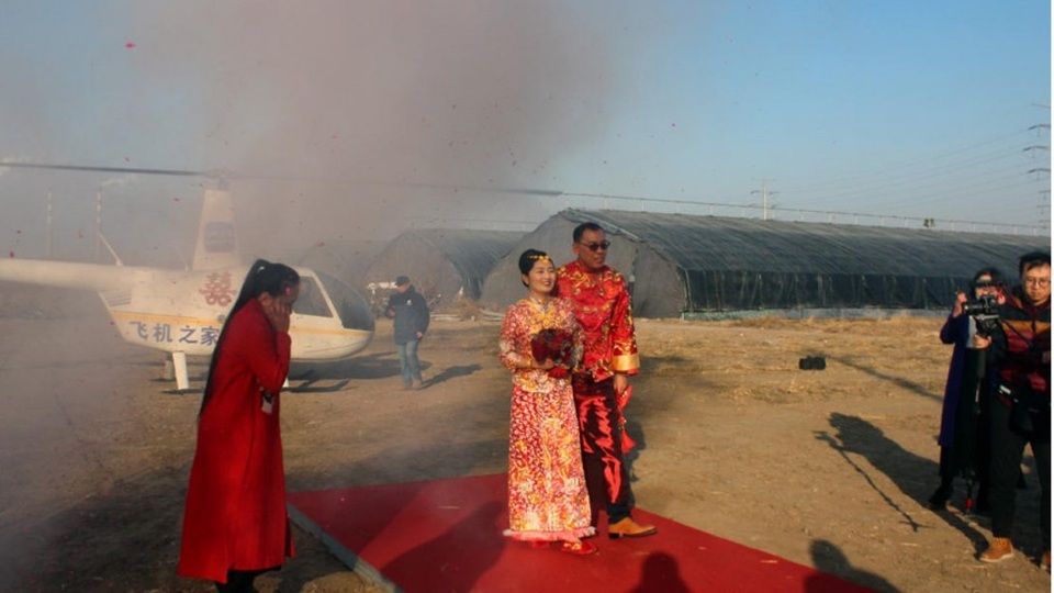 Chú rể thuê trực thăng đón dâu ở Trung Quốc.