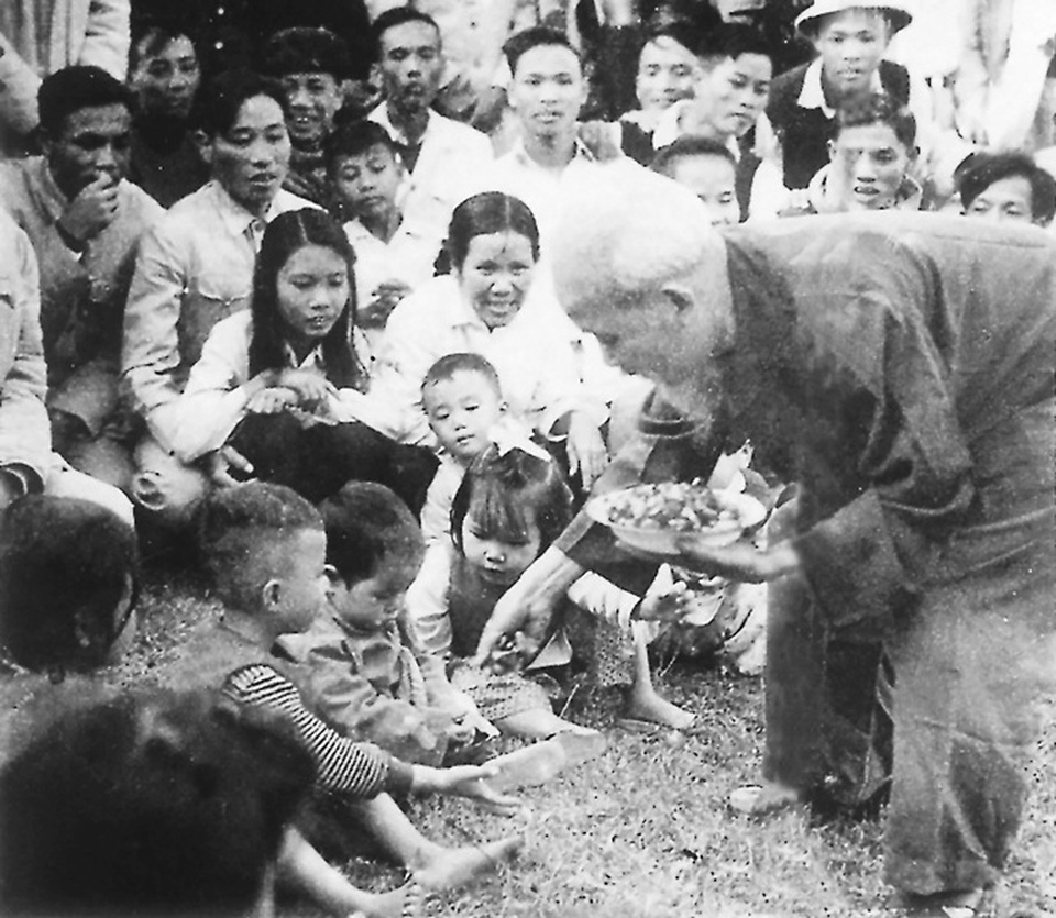 Chiếc máy cày - kỷ vật thiêng liêng Bác Hồ tặng Thanh Hóa - 24 Bác Hồ chia kẹo cho các cháu ở nhà trẻ cơ quan Tỉnh ủy, ngày 12/12/1961