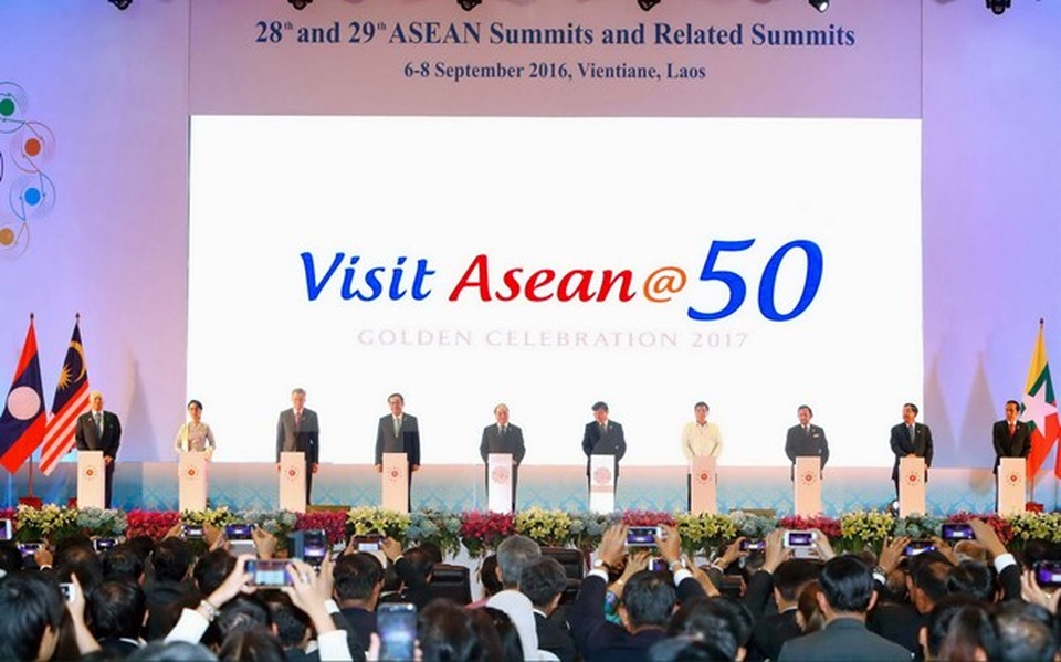 50 năm ngày thành lập ASEAN - những sự kiện đáng nhớ - 21
Ngày 6/9/2016, tại Thủ đô Vientiane (Lào), Thủ tướng Nguyễn Xuân Phúc và các trưởng đoàn nhấn nút khởi động Chiến dịch “Du lịch ASEAN@50” tại Hội nghị Cấp cao ASEAN lần thứ 28-29. (Ảnh: Thống Nhất/TTXVN)