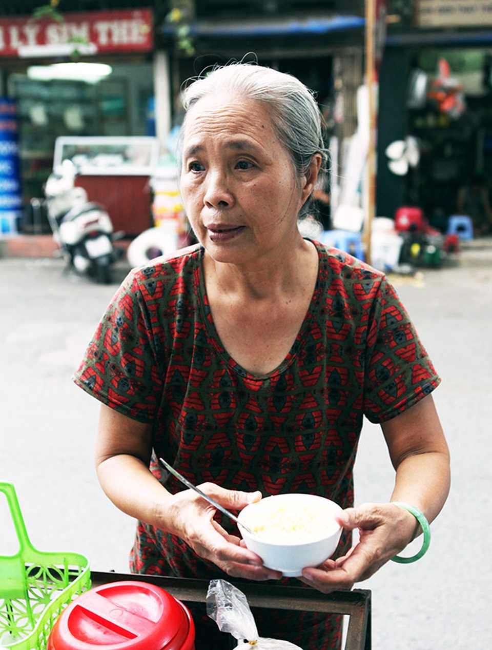 Đầu bạc, lưng còng len lỏi mưu sinh khắp Thủ đô - 7 Đầu bạc, lưng còng len lỏi mưu sinh khắp Thủ đô - 7