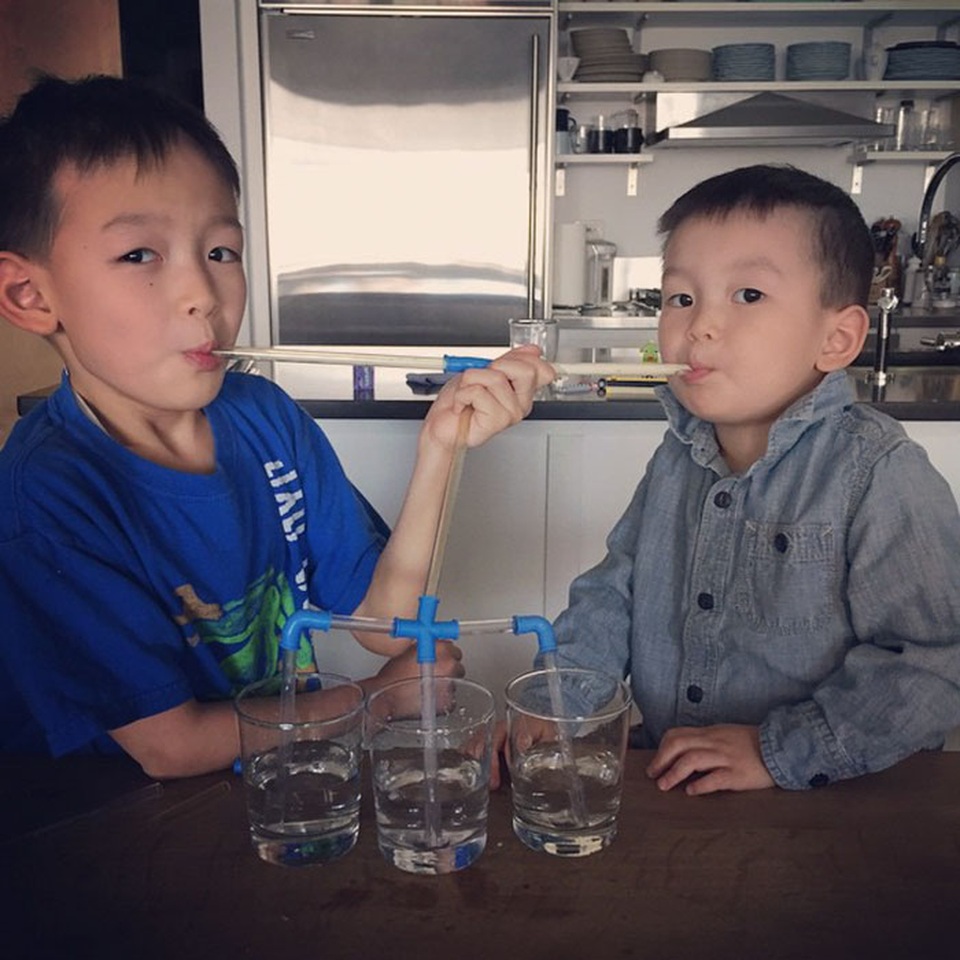 Những trò sáng tạo bá đạo của bé - 21 Nhờ hệ thống ống hút này, nước bỗng nhiên ngon ghê!