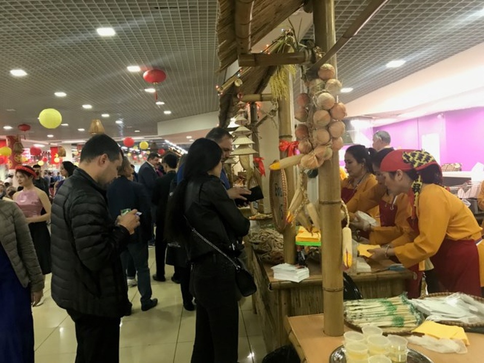 Rực rỡ Festival thức ăn đường phố Việt tại Nga - 22
Khách đông khiến nhà hàng phục vụ không ngơi tay.