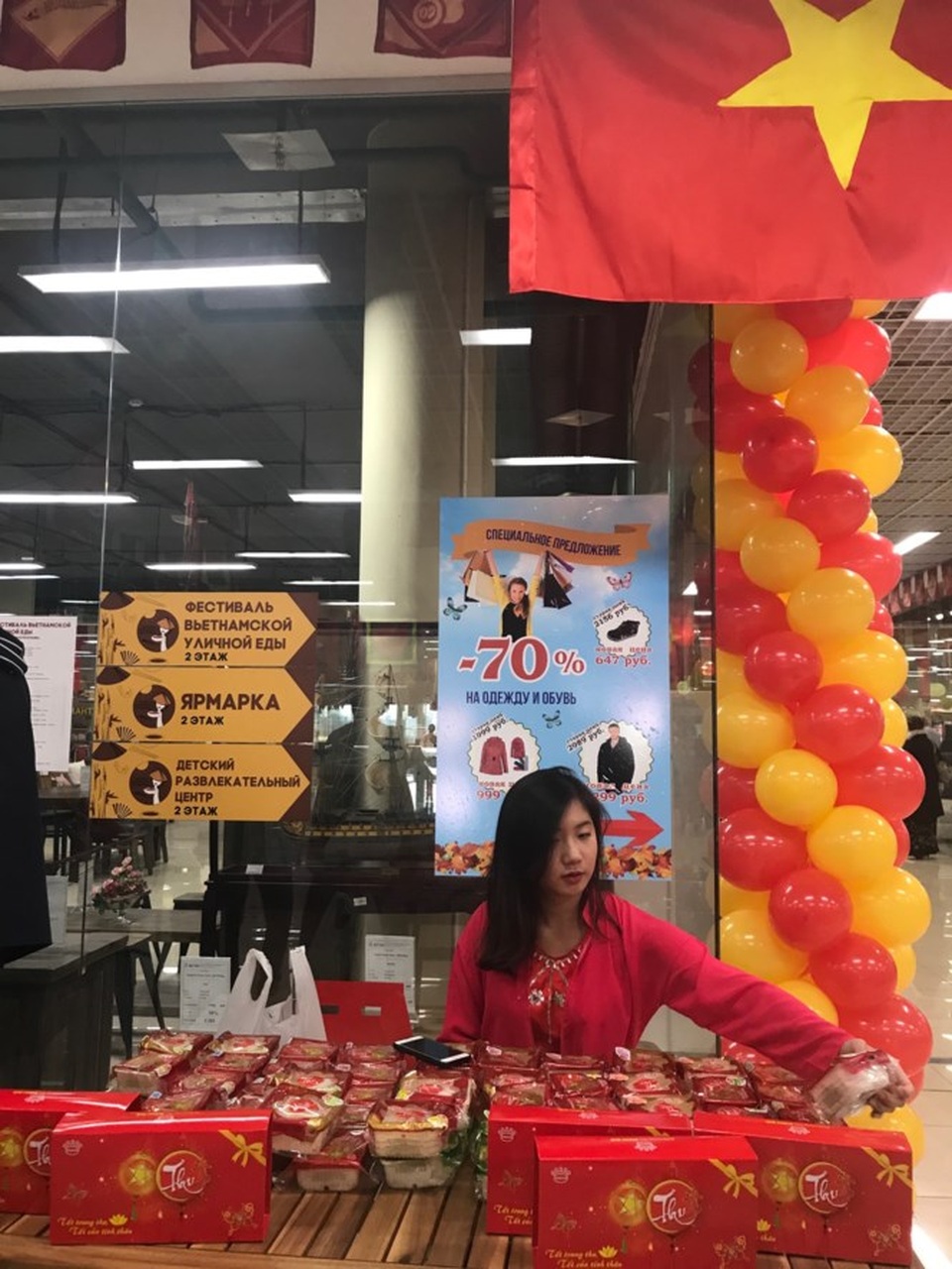 Rực rỡ Festival thức ăn đường phố Việt tại Nga - 23
Cô hàng bán bánh Trung Thu xinh đẹp.