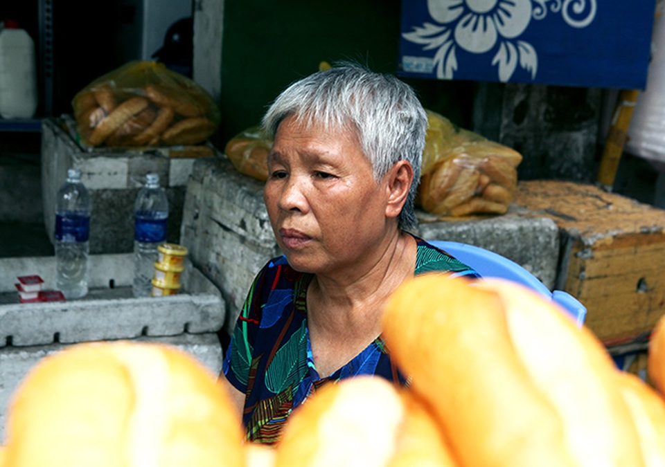 Đầu bạc, lưng còng len lỏi mưu sinh khắp Thủ đô - 8 Đầu bạc, lưng còng len lỏi mưu sinh khắp Thủ đô - 8