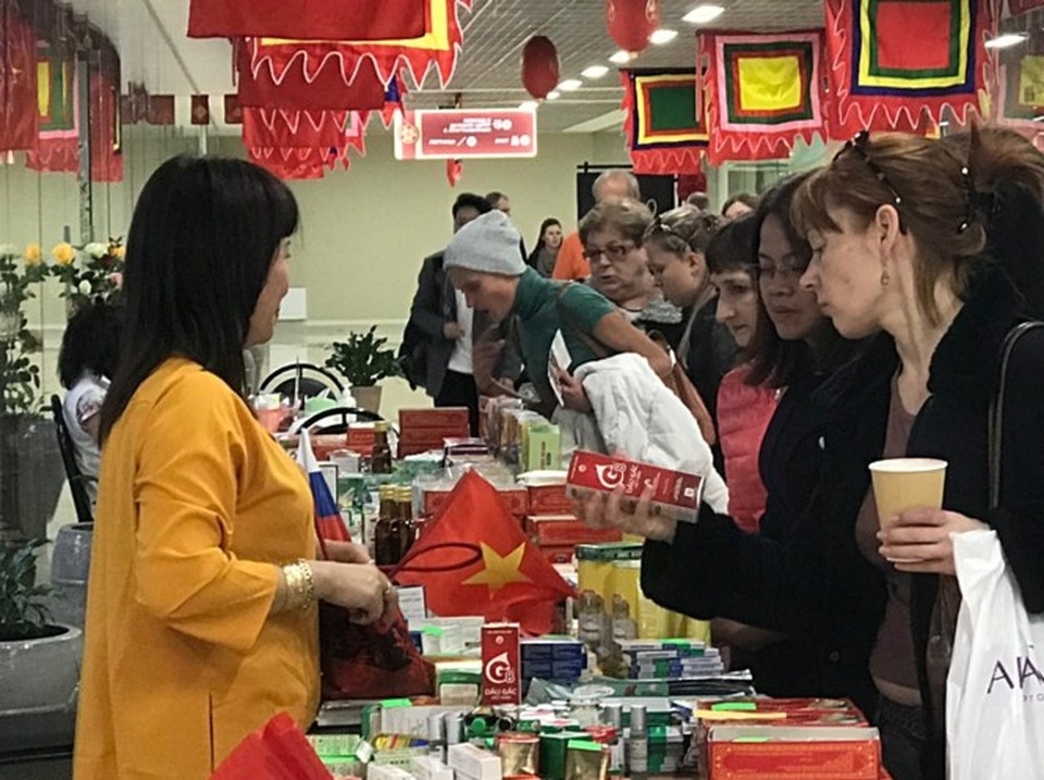 Rực rỡ Festival thức ăn đường phố Việt tại Nga - 24
Các bà nội trợ Nga xem hàng hoá từ Việt Nam