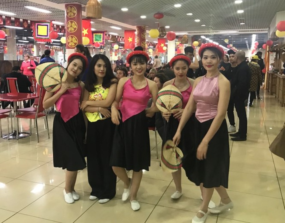 Rực rỡ Festival thức ăn đường phố Việt tại Nga - 25
Các cô gái Việt Nam xinh đẹp tại ngày hội.