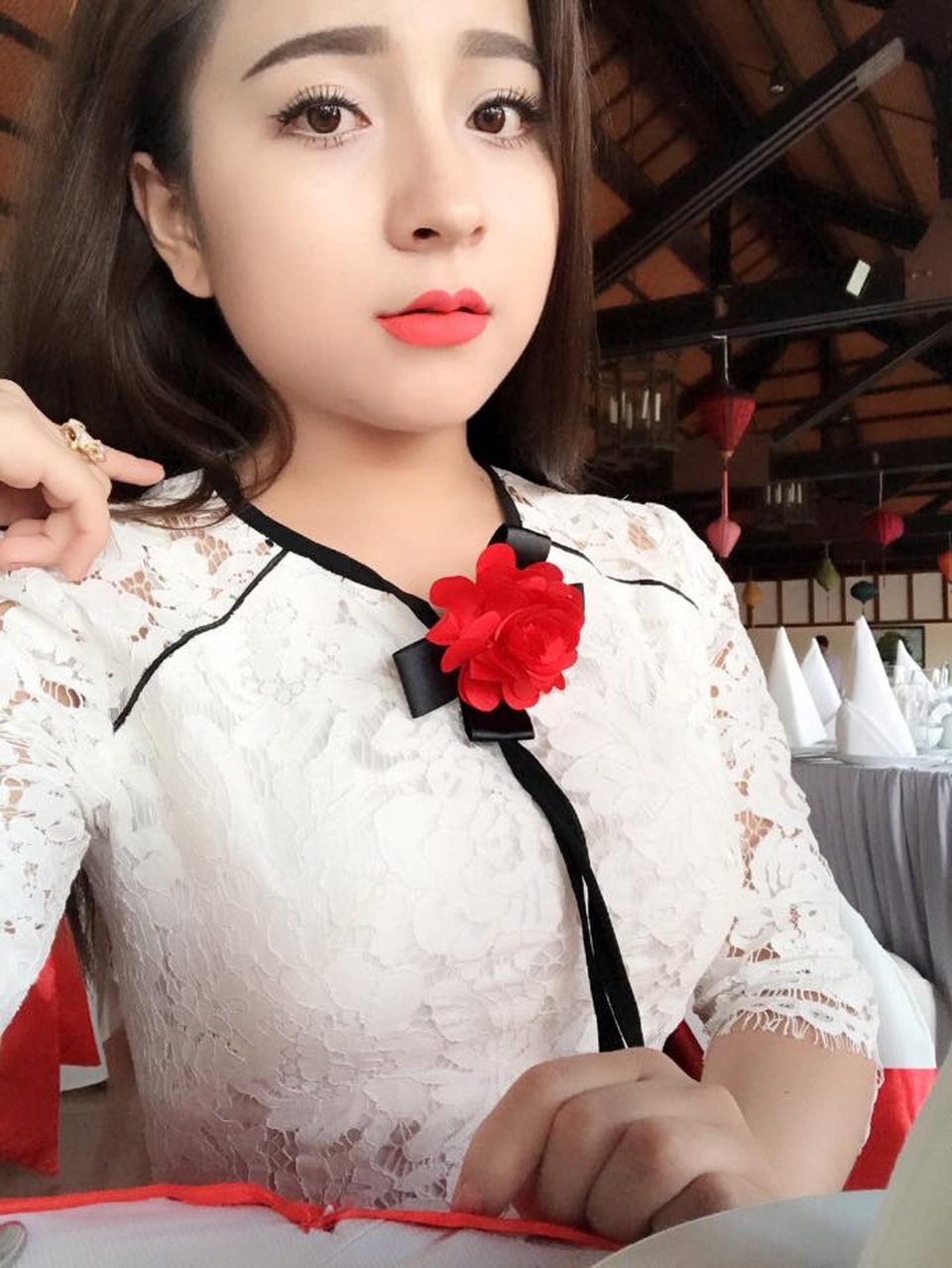 Mê mẩn nhan sắc hot girl xứ Nghệ hát ví dặm để tránh bị mời rượu - 9 Mê mẩn nhan sắc hot girl xứ Nghệ hát ví dặm để tránh bị mời rượu - 9