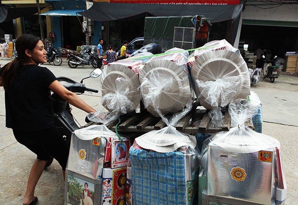 "Xế hộp, iPhone" ế ẩm, thời trang địa phủ thăng hoa tháng "cô hồn" - 9
Các mặt hàng bình dân như nồi niêu xoong chảo khách đến nhập nhiều hơn các mặt hàng đồ hiệu