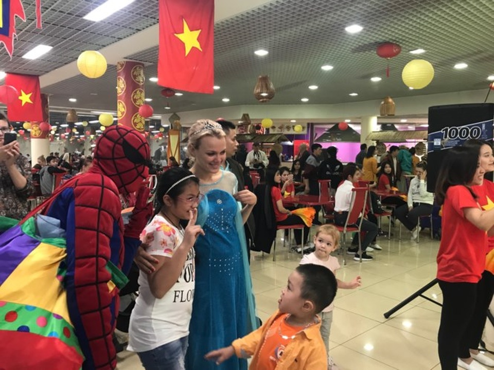 Rực rỡ Festival thức ăn đường phố Việt tại Nga - 27
Các nhân vật phim nổi tiếng đến ngày hội làm các bé thích thú.
