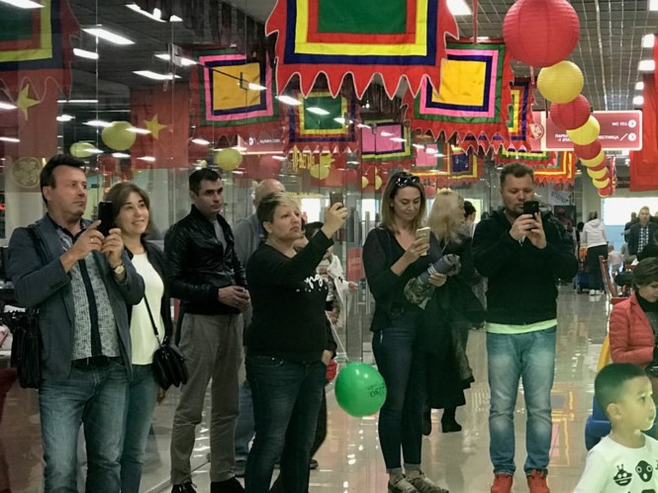 Rực rỡ Festival thức ăn đường phố Việt tại Nga - 28
Khách người Nga thích thú ghi hình những gì diễn ra tại ngày hội.