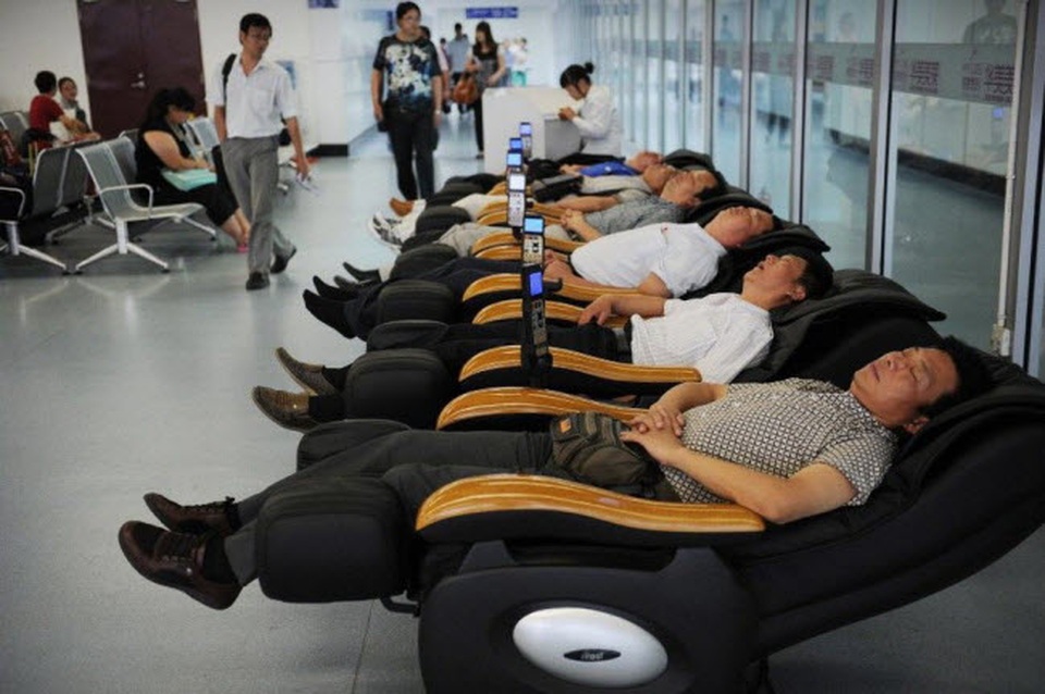 Mát-xa tại sân bay: Một trong những điều bạn cần làm sớm là trải nghiệm dịch vụ mát-xa tại sân bay.