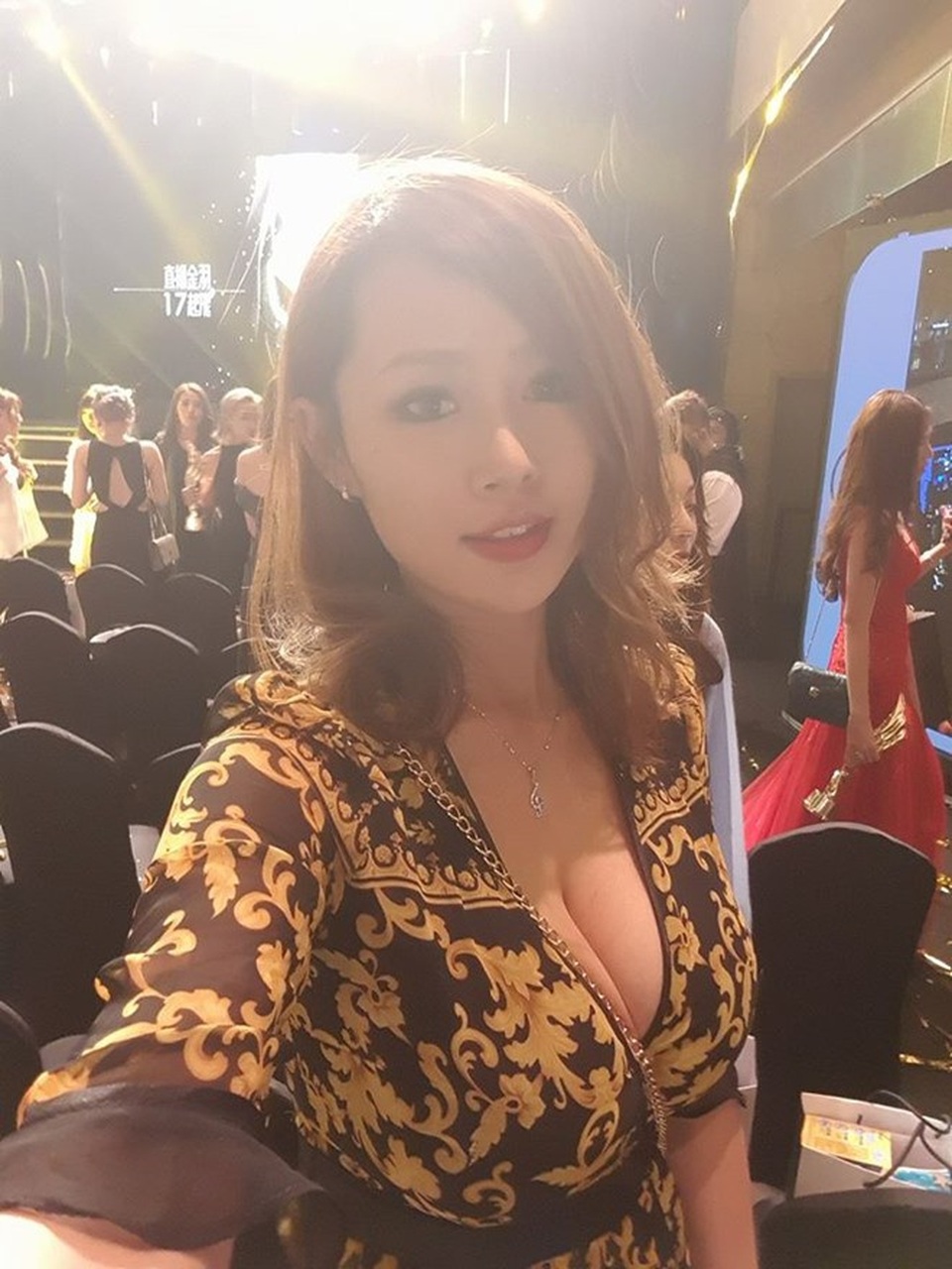 Sở hữu vòng 1 đồ sộ, mỹ nữ gặp nhiều phiền toái, bị "mắng oan" - 10 Sở hữu vòng 1 đồ sộ, mỹ nữ gặp nhiều phiền toái, bị "mắng oan" - 10