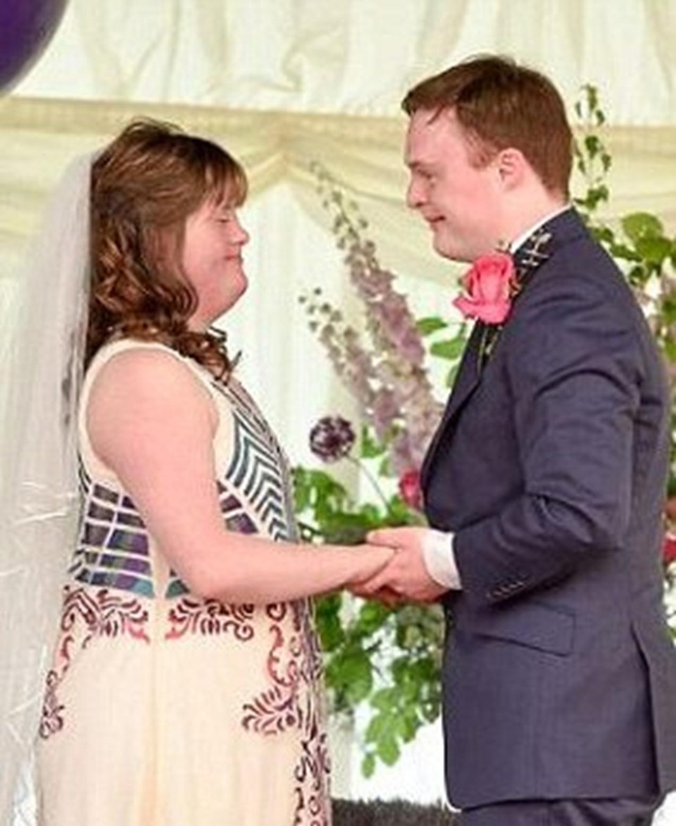 Đám cưới hạnh phúc của cặp vợ chồng cùng mắc hội chứng Down - 3 …và phải lòng nhau ngay cái nhìn đầu tiên