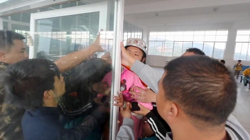 Bé gái Trung Quốc kẹt cứng đầu trong khe hẹp giữa 2 cửa kính - 4 Rất may em gái chỉ bị vài vết bầm tím và trầy xước