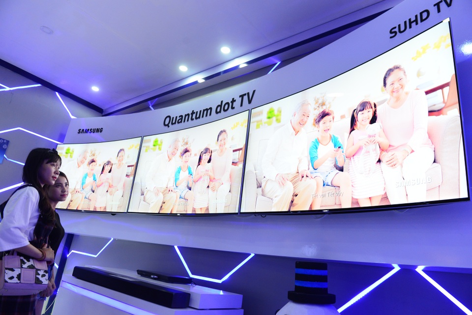 Song song cùng hoạt động biểu diễn, khách tham quan còn tham gia mini tour, trải nghiệm các sản phẩm điện tử nổi bật như TV Samsung SUHD trong năm 2016. Trong ảnh: khách tham quan thưởng thức chất lượng hình ảnh như thật từ công nghệ Quantum dot của Samsung
