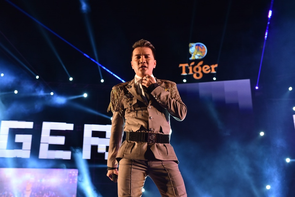 Dàn sao “khủng” hội ngộ đón giao thừa tại Siêu đại nhạc hội Tiger Remix - 3 Đàm Vĩnh Hưng “đốt cháy” sân khấu với 3 ca khúc Xuân yêu thương, Say tình, Đời bỗng vui.