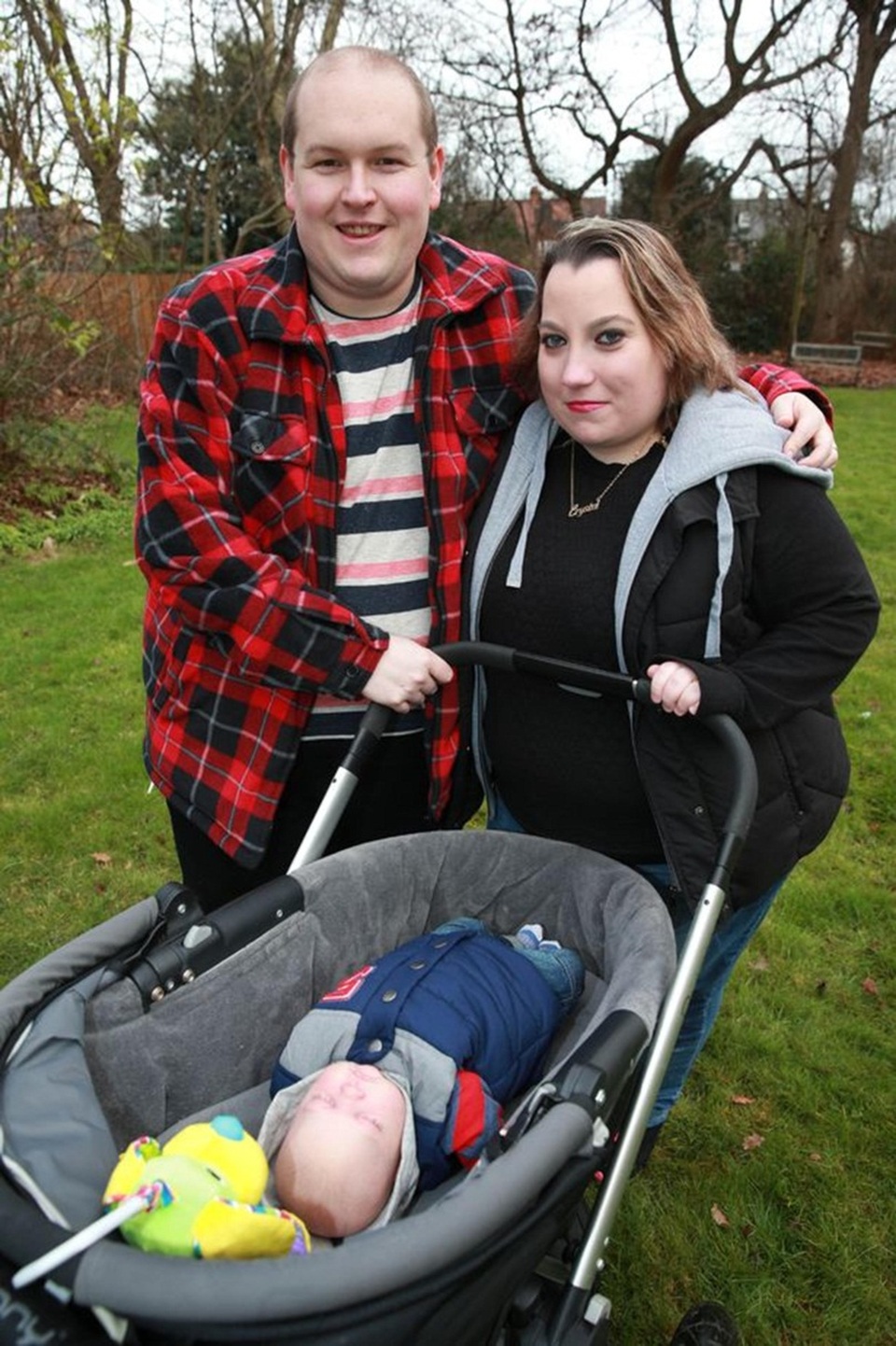 Không thể sinh con, cặp vợ chồng rủ nhau nuôi búp bê - 3 Cặp đôi mang búp bê đi dạo