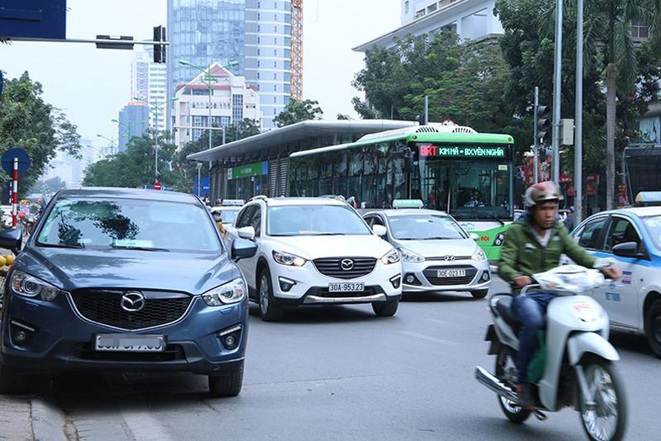 Hà Nội: Nhan nhản ô tô dừng đỗ trái phép dọc tuyến buýt nhanh BRT - 3
Chiếc ô tô đỗ gần như đối diện với nhà chờ xe buýt nhanh, dễ dàng nhận thấy việc đỗ xe như trên cản trở giao thông thế nào. Xe máy không có đường để đi, buộc phải đi sang làn đường bên cạnh trong khi rất nhiều ô tô cũng đang đi qua.