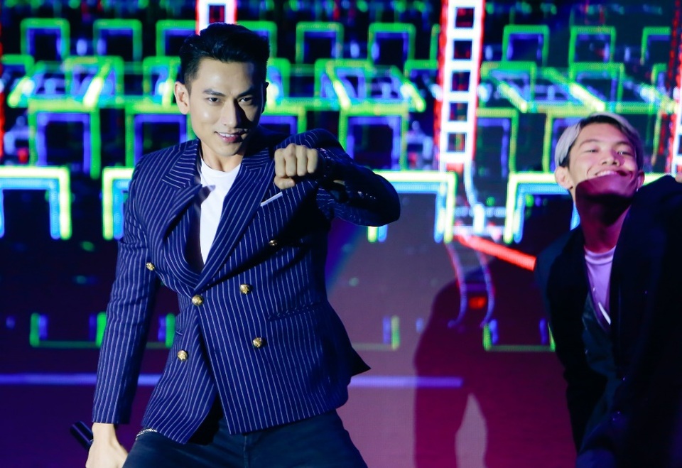 Isaac vẫn giữ nguyên vẻ điển trai, lịch lãm trong từng bước nhảy, lời hát. Anh đem đến 2 bản hit từng làm nên tên tuổi mình trong sự nghiệp solo là Mr. Right, Tắt đèn.