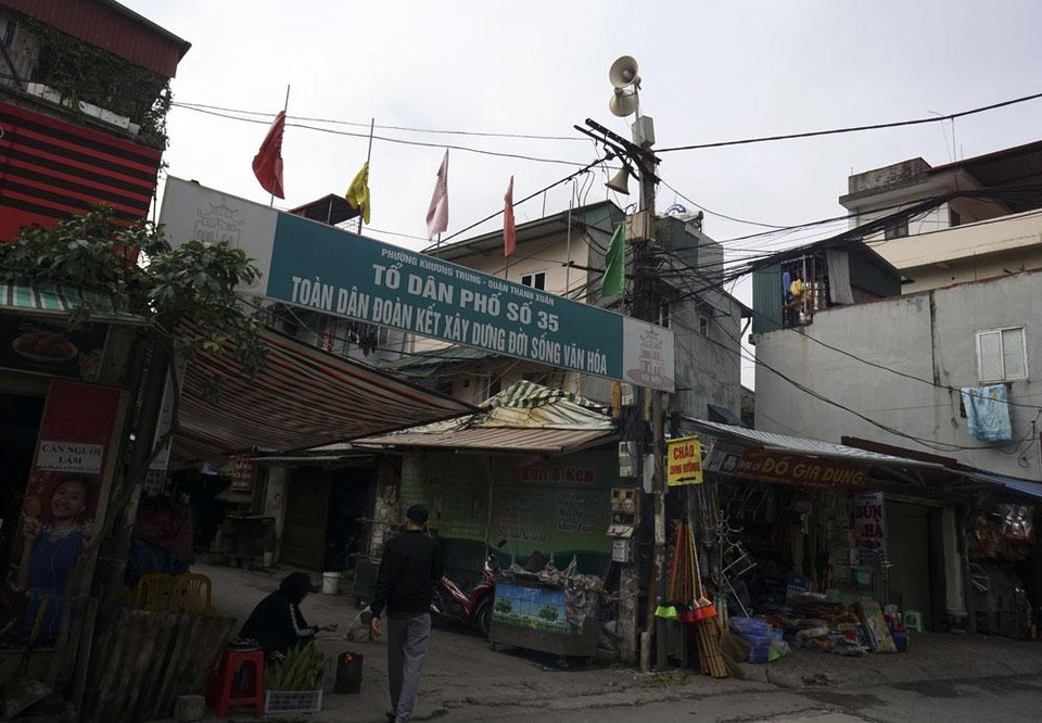 Loa phường khắp ngõ ngách Hà Nội - 3
Hệ thống loa phường hướng phát thanh về khu dân cư ở phường Khương Trung (quận Thanh Xuân). Trong chiến tranh, loa phường làm nhiệm vụ báo động trong các tình huống khẩn cấp, báo động có máy bay địch. Ngoài ra, loa phường là kênh thông tin tình hình kinh tế, xã hội tới nhân dân.