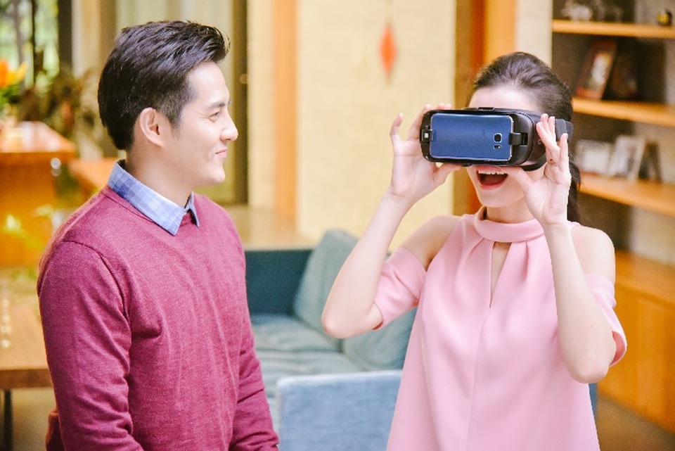 Khám phá cách sao Việt tô thêm màu ý nghĩa cho Tết Đinh Dậu - 3 Đông Nhi thích thú khi xem hình ảnh Ông Cao Thắng học gói bánh chưng và mang đến điều bất ngờ trong ngày Tết cho mình