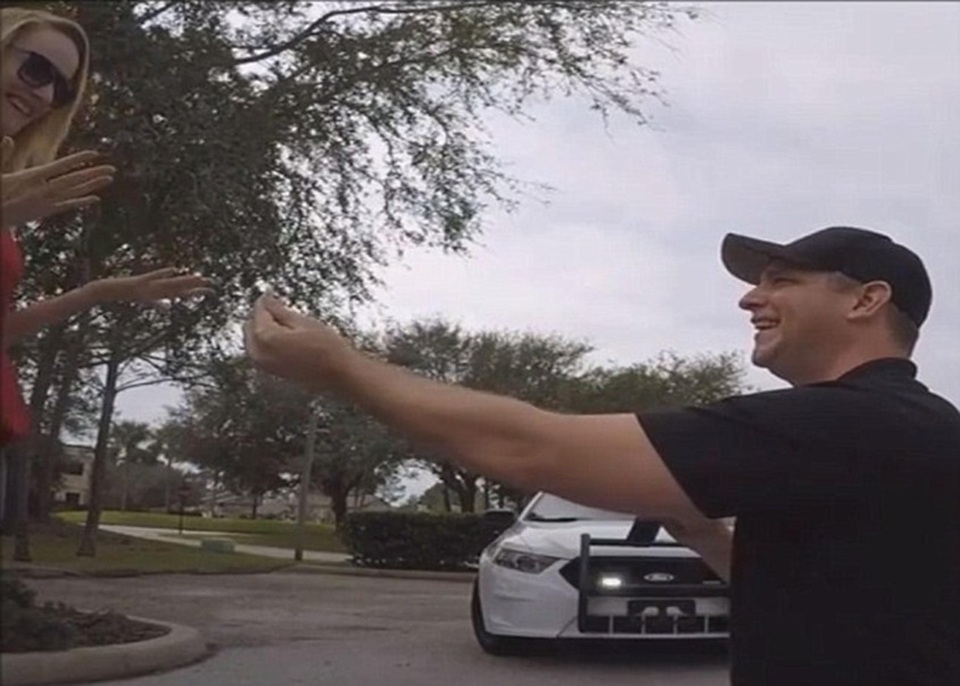 Màn cầu hôn đình đám viện đến cả... xe cảnh sát - 3 Trao lời cầu hôn bất ngờ cho bạn gái