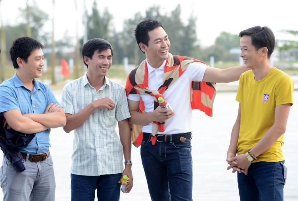 Thương hiệu sữa trái cây tái khẳng định cam kết chất lượng và cộng đồng - 3 Với khiếu hài hước, Phan Anh đã mang đến nhiều niềm vui cho người dân địa phương