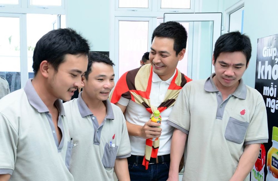 MC Phan Anh chia sẻ “bí kíp” duy trì sức bền - 3 Phan Anh động viên và thăm hỏi sức khỏe người lao động