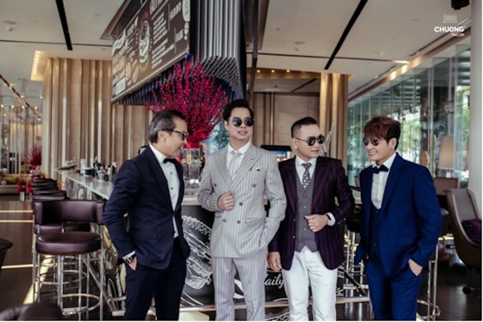 Ông hoàng nhạc bolero Ngọc Sơn diện Suit Chương Tailor du Xuân - 3 Nam ca sĩ Ngọc Sơn được người em trai kết nghĩa Chương Tailor thiết kế cho những bộ Suit đẳng cấp và vừa vặn để diện Tết.