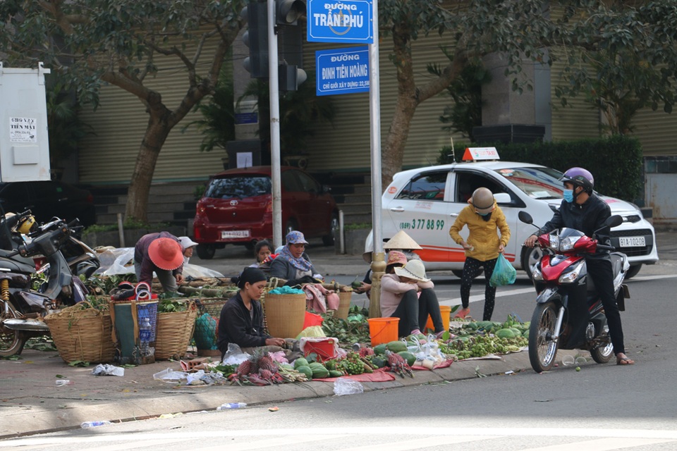 Cuối ngày 30 Tết, hoa, cây cảnh đồng loạt “xả hàng” - 53 Họ chỉ có chỗ ngồi ở các góc đường vì chợ đã kín bưng