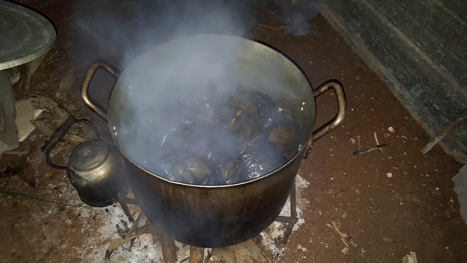 Người dân cả nước hân hoan trong phút giao thừa - 76 Một gia đình nấu bánh chưng bánh Tét đêm Giao thừa (ảnh: Đại Dương)