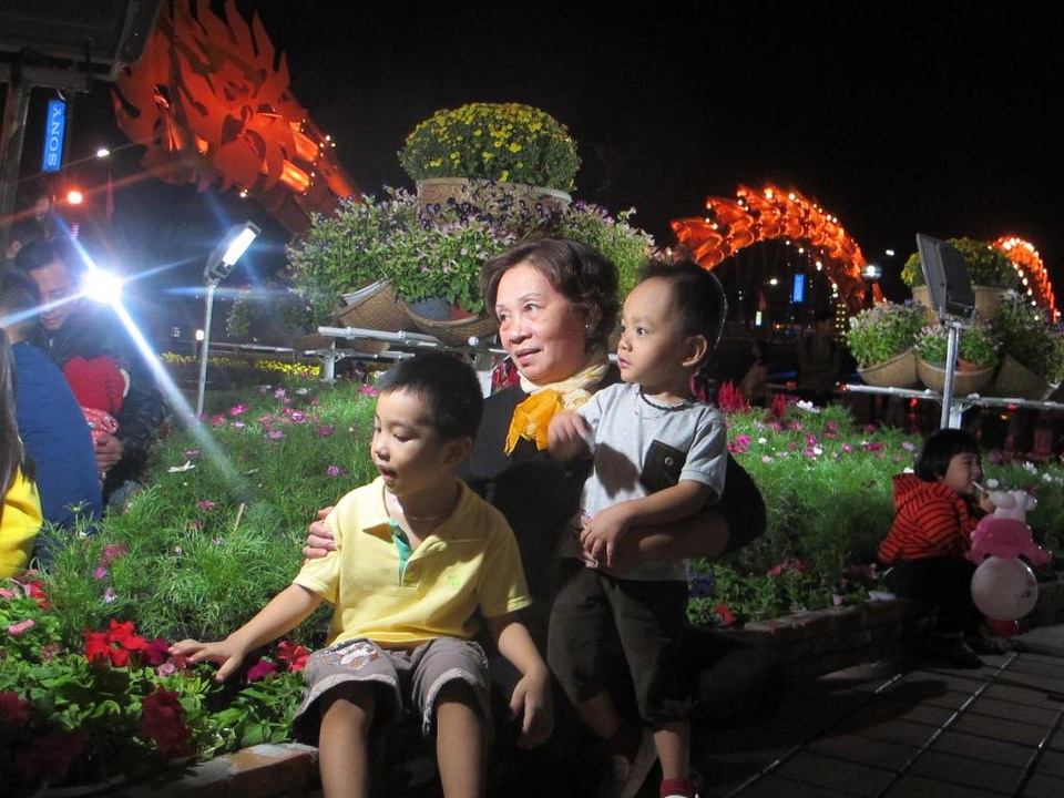Người dân cả nước hân hoan trong phút giao thừa - 66 Ba bà cháu làm dáng bên đường hoa