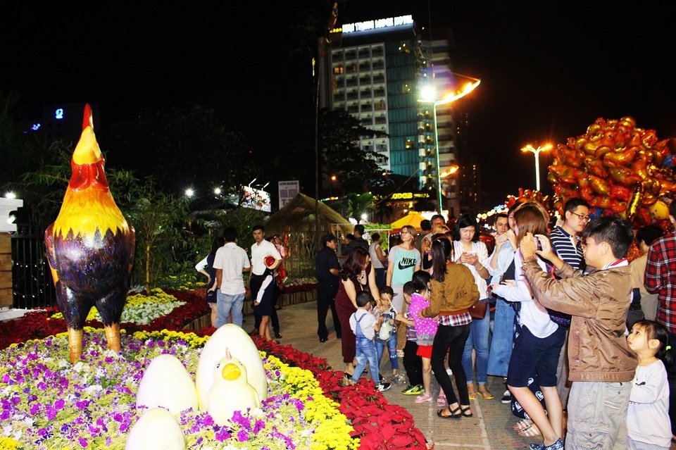 Người dân cả nước hân hoan trong phút giao thừa - 54 Một số điểm vui chơi trên đường Trần Phú có đông người tham quan- Ảnh: Viết Hảo