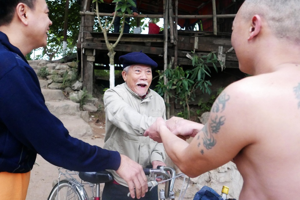 Khai xuân "độc nhất" Hà Thành: Tắm sông Hồng sáng mùng 1 Tết - 3
Không chỉ ông Phúc, nơi đây còn là điểm tắm sông của hàng chục người khác ở Hà Nội, đủ mọi lứa tuổi, không hẹn mà gặp ở nơi thiên nhiên gần gũi. Trải qua thời gian dài cùng sinh hoạt, họ trở thành những người bạn thân thiết. Hôm nay là buổi bơi đặc biệt, vào đúng sáng mùng 1 Tết, nhưng hầu hết mọi người đều có mặt. Trong ảnh là cụ Diễm, ở phường Đồng Xuân (quận Hoàn Kiếm), năm nay đã 89 tuổi nhưng vẫn bơi sông đều đặn hàng ngày, hôm nay cũng ra bãi cùng các “đồng môn” khai xuân.