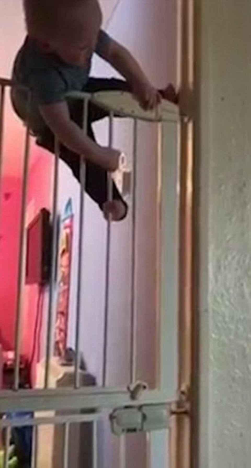 Dễ thương nhóc 21 tháng tuổi trèo cửa nhanh thoăn thoắt - 3 Cậu bé trèo qua cửa cực kì dễ dàng