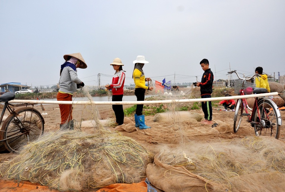 Ngư dân "thắng lớn" trong chuyến đi biển đầu năm - 3 Năm nay, thời tiết ấm áp càng khiến không khí tại làng chài này nhộn nhịp, tấp nập hơn.