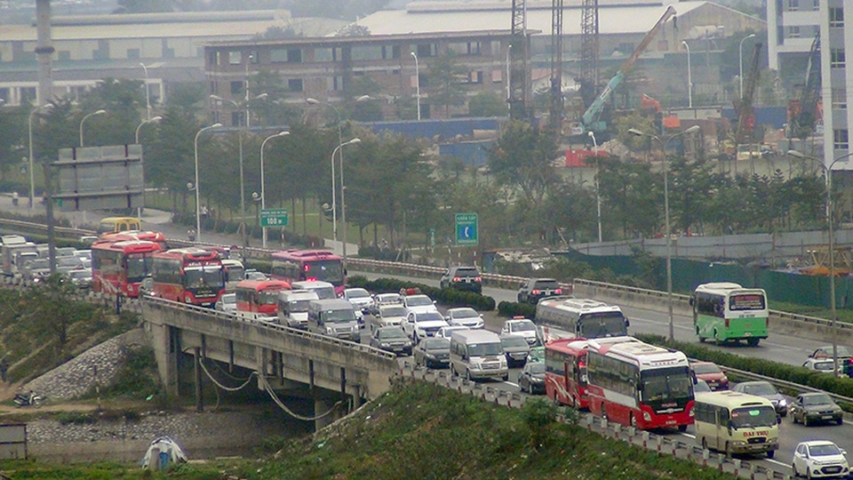 Cửa ngõ Hà Nội ken đặc người đổ về Thủ đô sau kỳ nghỉ Tết - 14 Các phương tiện nhích từng đoạn một trên đường cao tốc