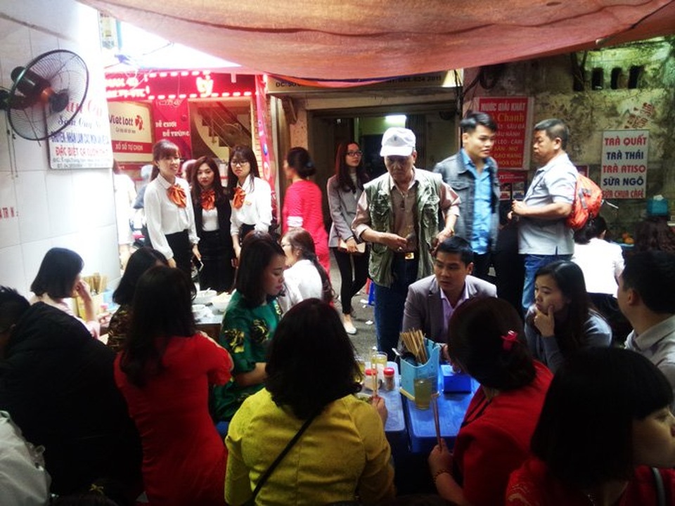 Bội thực giò thịt, dân đứng đợi 30 phút để được ăn bún cá - 3 Nhiều người chấp nhận đứng đợi 30 phút mới có chỗ ngồi ăn bát bún cá trên chợ Hàng Bè. Ảnh: Diệu Bình