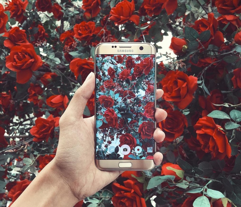 "Mách nước" quà Valentine khiến nàng thích mê - 3 Chiều lòng hết mọi sở thích và đòi hỏi của các quý cô; vừa đáp ứng tiêu chí công nghệ lẫn thời trang, Galaxy S7 edge chính là món quà không thể thay thế để các chàng gây bất ngờ cho một nửa khi Valentine đang rất cận kề.