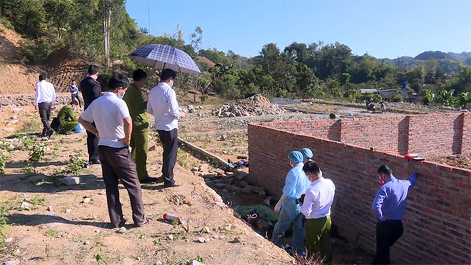Tên sát nhân máu lạnh, giết người giấu xác bạn ngay ở khu dân cư - 4 Các lực lượng chức năng Công an tỉnh Sơn La khám nghiệm hiện trường.