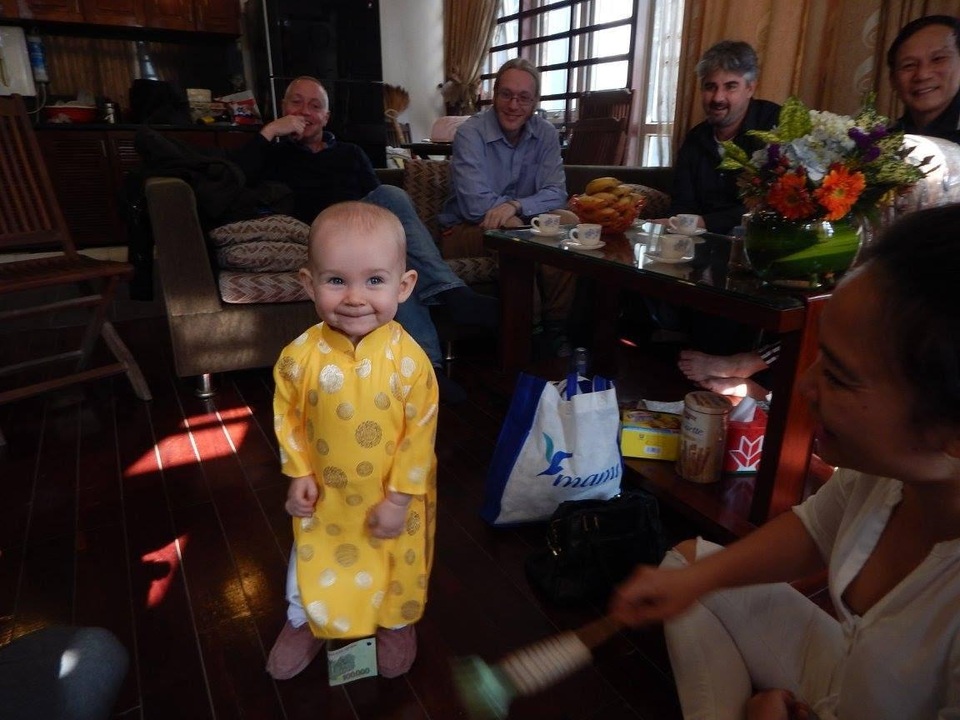 “Tết ta” trong mắt giáo viên nước ngoài - 3
Con gái của cô Emily Clifford và thầy Colin Clifford được diện Áo dài Việt Nam.