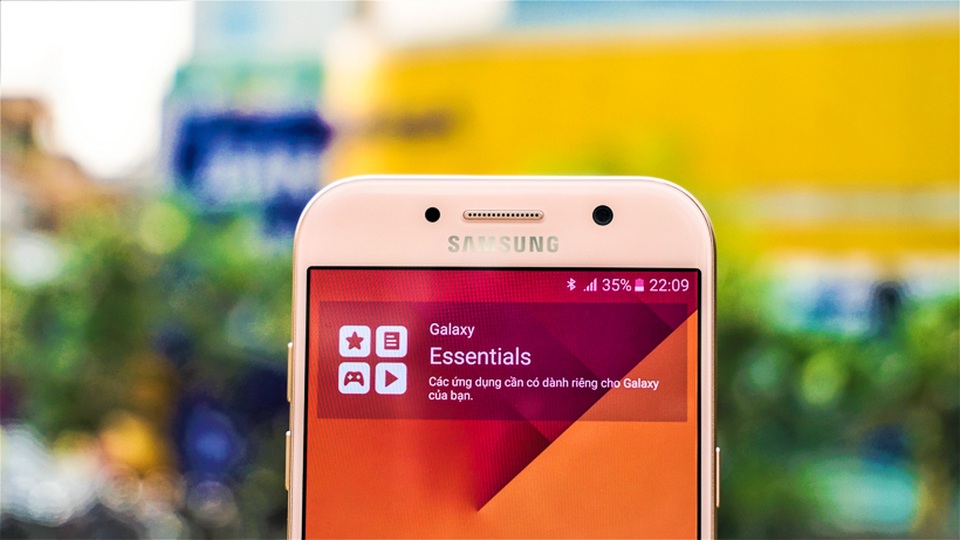 Nút home và các nút điều hướng cảm ứng cũng được Samsung làm tiệp màu Hồng rất sắc sảo và đẹp với mặt kính, tạo nên trải nghiệm tổng thể rất liền lạc. Nút điều hướng cảm ứng có đèn nền nhưng độ sáng rất dịu, thường dễ thấy khi trời tối và không hiển thị quá nhiều khi ngoài nắng sáng.