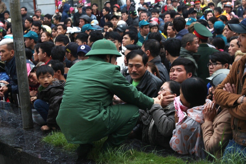 Nước mắt và nụ cười trong ngày tân binh lên đường nhập ngũ - 14 An ủi, vỗ về mẹ đừng khóc