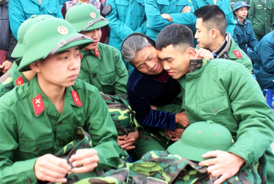 Nước mắt và nụ cười trong ngày tân binh lên đường nhập ngũ - 23 Bà tiễn cháu lên đường nhập ngũ