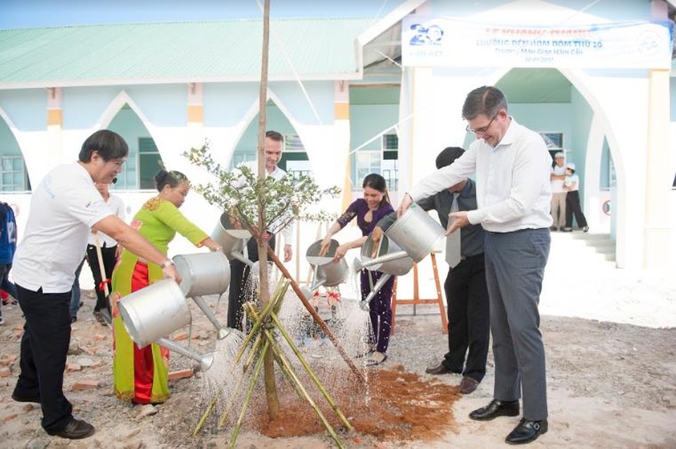 Thắp sáng ước mơ đến trường cho trẻ em Hàm Cần - 3 Ông Arnoud van den Berg – TGĐ FrieslandCampina Việt Nam cũng chia sẻ: “Đến nay, chương trình khuyến học Đèn Đom Đóm không còn là một hoạt động của thương hiệu mà đã trở thành một phong trào xã hội thiết thực, đóng góp vào sự phát triển giáo dục của Việt Nam. Nhãn hàng Cô Gái Hà Lan mong muốn sẽ cùng cộng đồng tiếp tục trao tặng thêm nhiều ngôi trường khang trang đến với các trẻ em ở vùng khó khăn khác như Hàm Cần.”