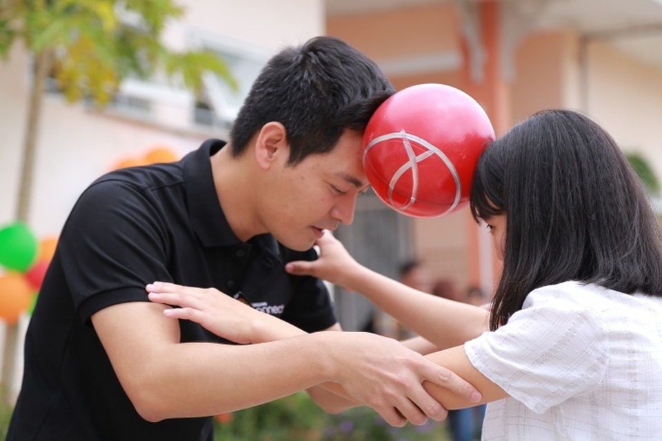 Phan Anh, Helly Tống "kết nối yêu thương" với trẻ em mái ấm Đà Nẵng - 4 Phan Anh cùng các em nhỏ tại mái ấm chơi chuyền bóng bằng đầu