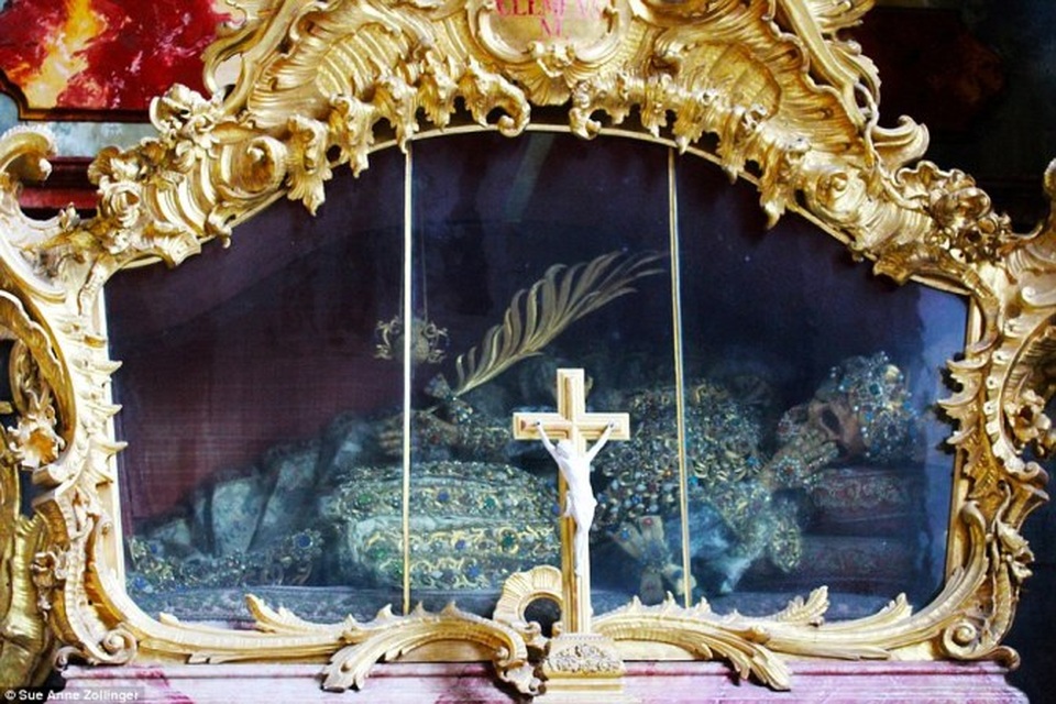 Đức: Hài cốt được khảm ngọc và vàng - 3