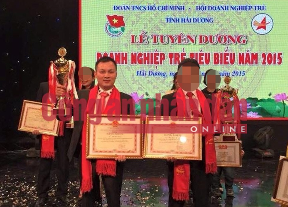 Triệt phá đường dây cá độ hàng trăm tỷ đồng có doanh nhân nổi tiếng tham gia - 4
Đối tượng Đỗ Mạnh Cường (bên trái).